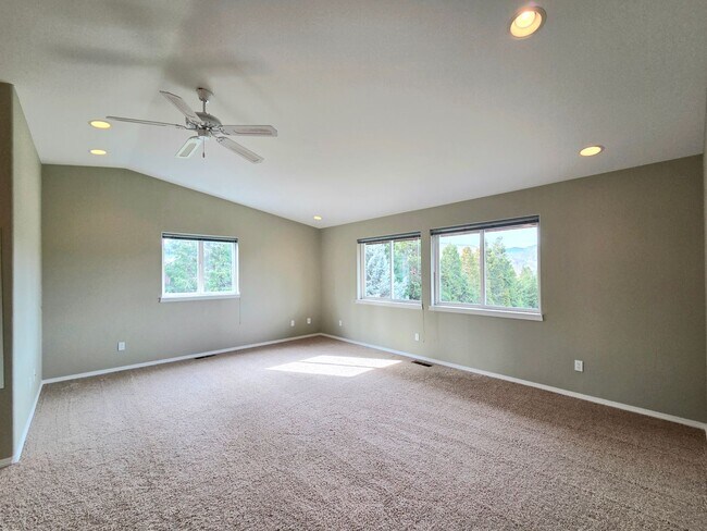 Building Photo - Grandiose Home on 1 Acre -- in East Wenatchee for Rent!! **5 Bed, 3 Bath**