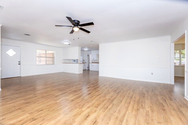 Building Photo - Home for Rent on the Bayou