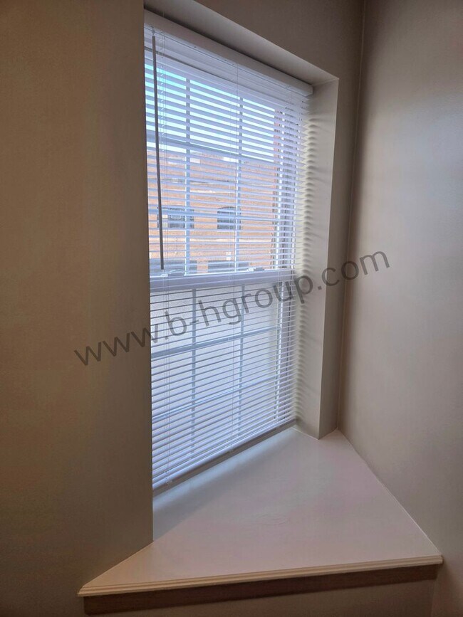 Building Photo - 2333 Roosevelt Rd