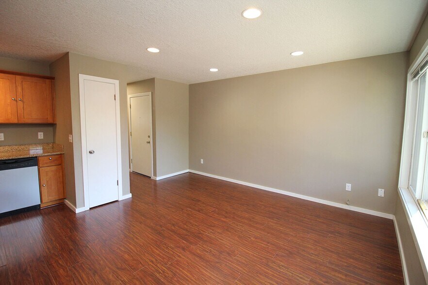 Building Photo - 4232-4232 SE Cesar Estrada Chavez Blvd