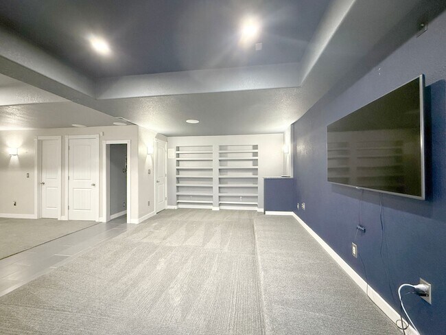 Building Photo - Rare Mountain View Gem for Rent in Erie!