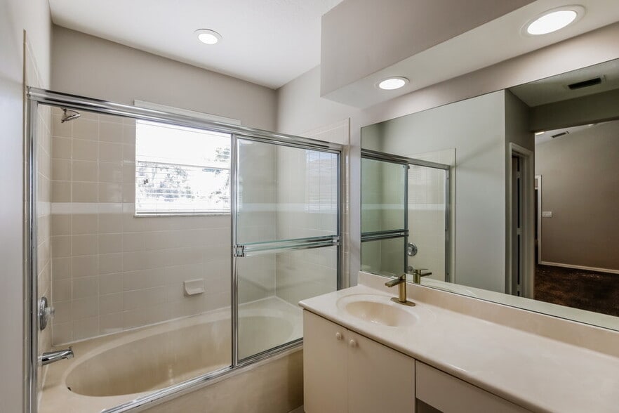 Building Photo - 1911 SE 14th Ct