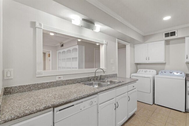 Building Photo - 355 N Post Oak Ln