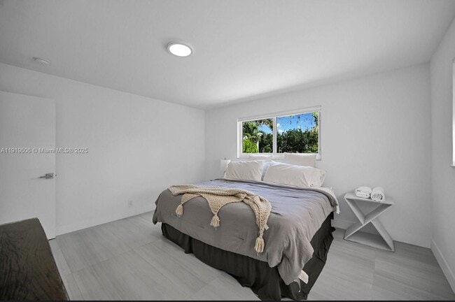 Building Photo - 1546 Van Buren St