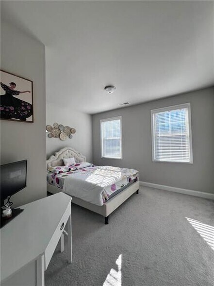 Building Photo - 2085 Manor Pointe Dr