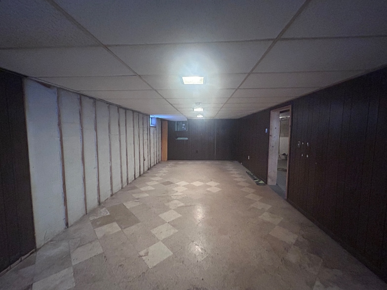 Building Photo - 4655 E 175th St