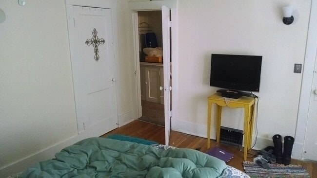 Building Photo - For Rent 4 Bedroom 1 Bath Field Club Row H...