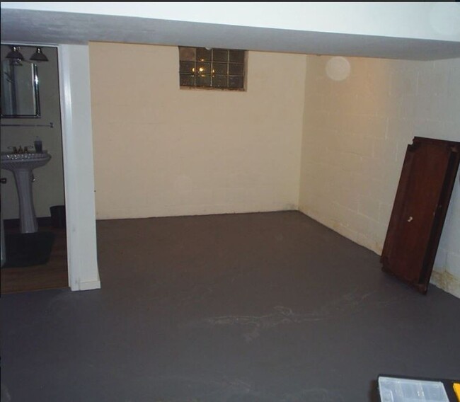 Building Photo - 3 BEDROOM, 1.5 BATH IN PENN HILLS - MOVE-I...