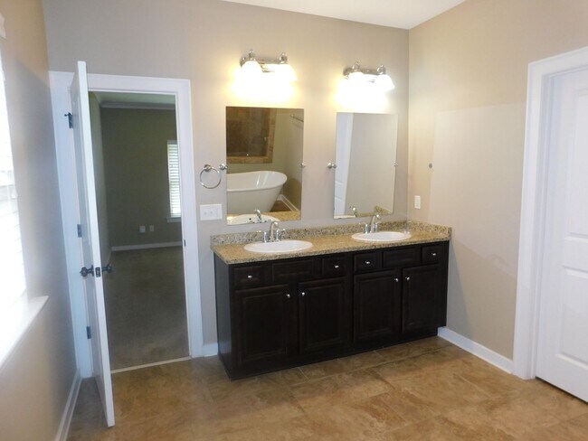 Building Photo - Welcome Home to Luxury Living in Lake Cyrus!