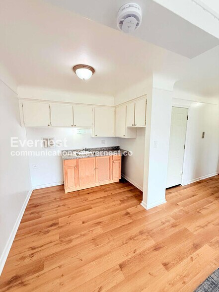 Building Photo - 15601 Schoolcraft Rd