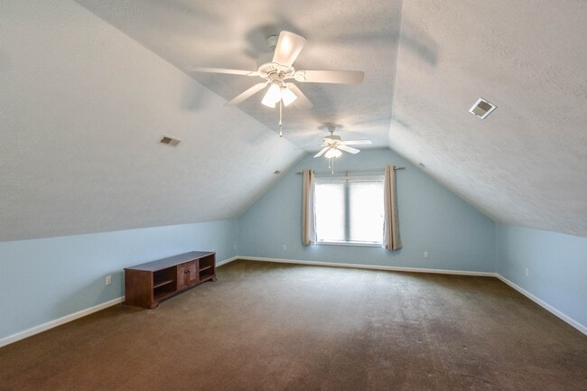 Building Photo - Pet Friendly Near i24!