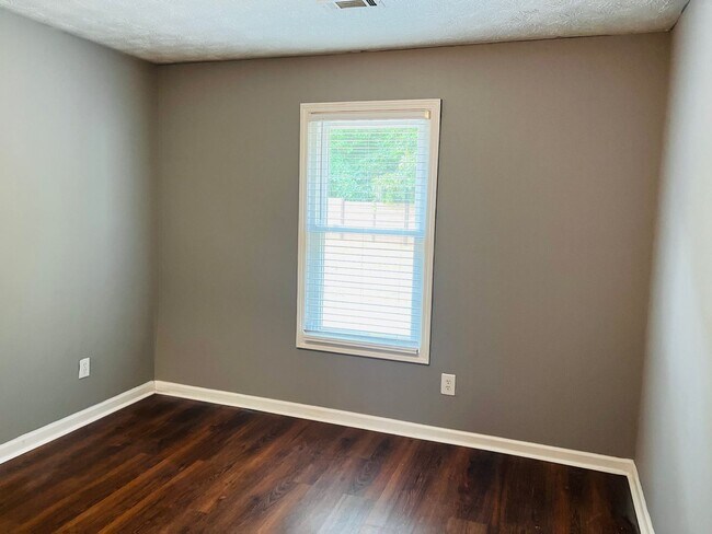 Building Photo - Wow! Renovated 3 bedroom 2 bath home in Ca...