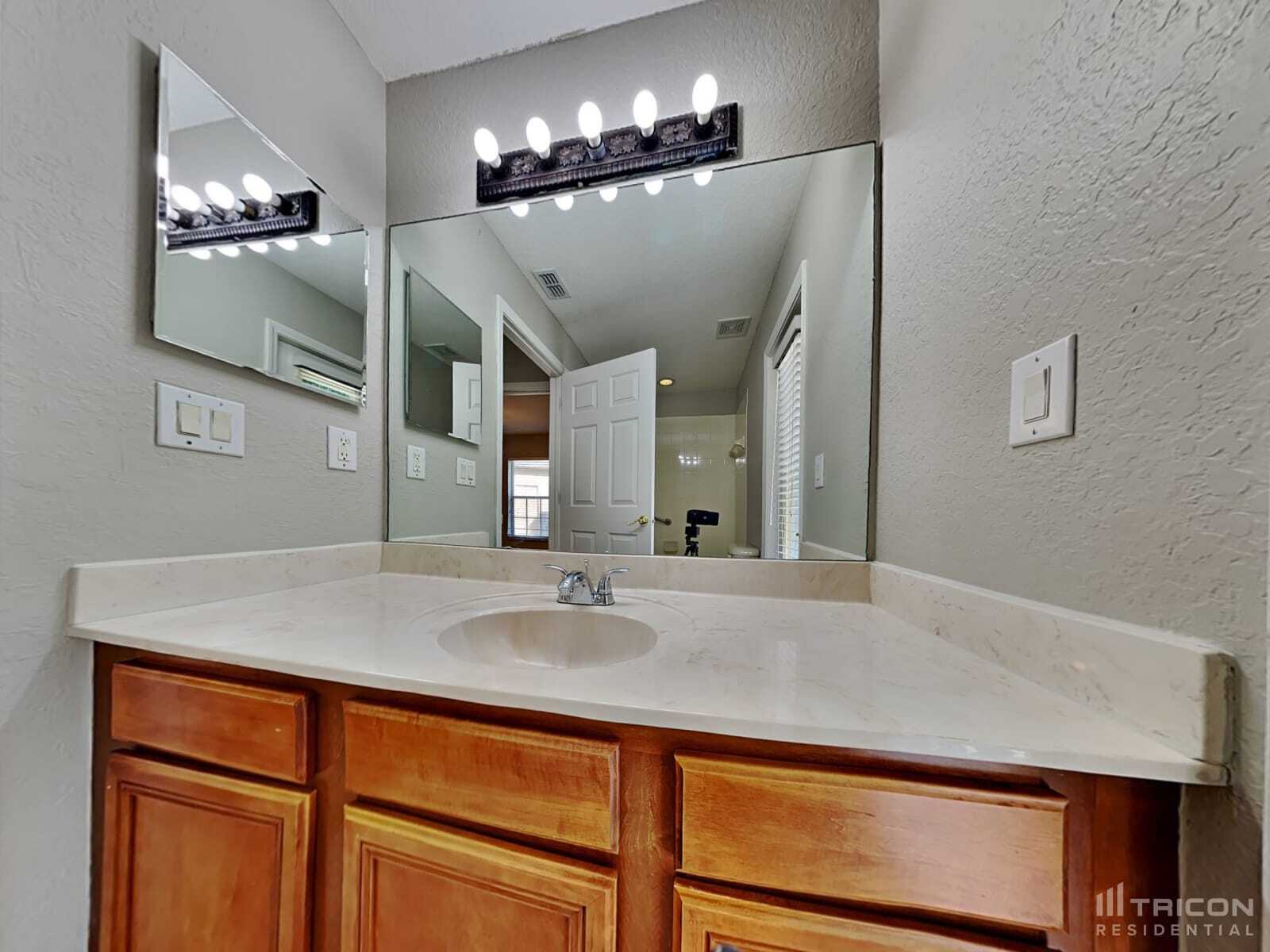 Building Photo - 10636 Deerberry Dr