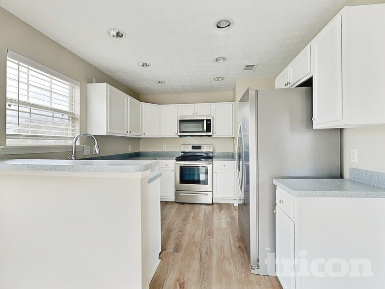 Building Photo - 530 Mackinaw Dr