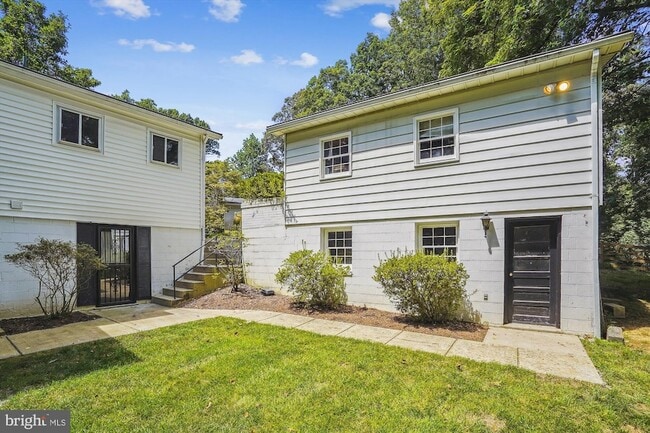 Building Photo - 8501 Canterbury Dr
