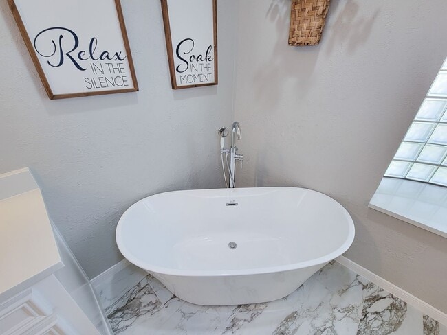 Building Photo - Beautifully designed waterfront property w...