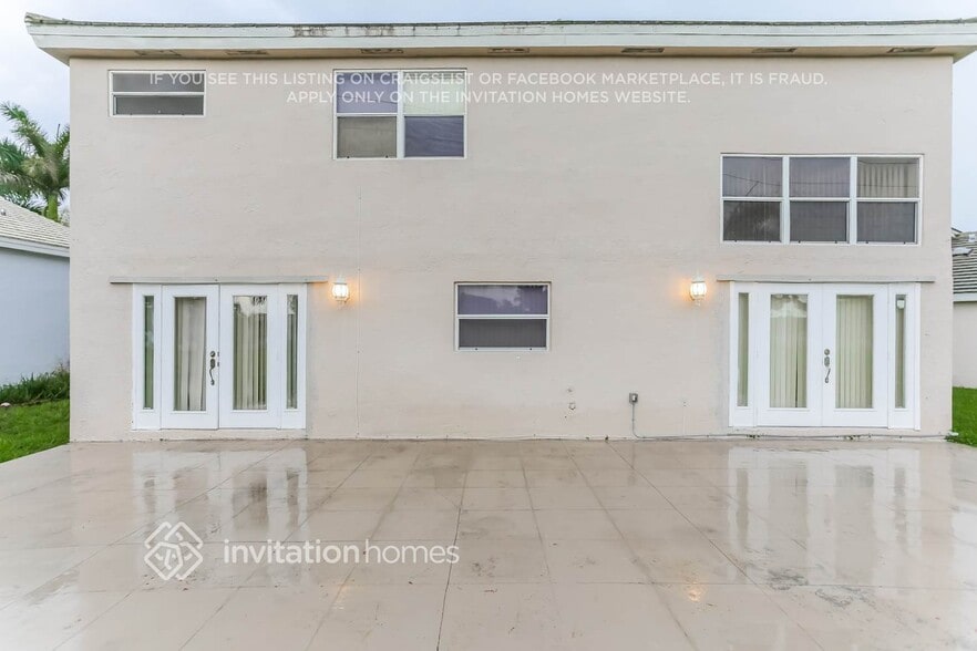 Building Photo - 631 Royal Palm Way