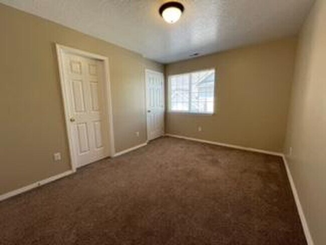 Building Photo - 213 N Avenger Ln