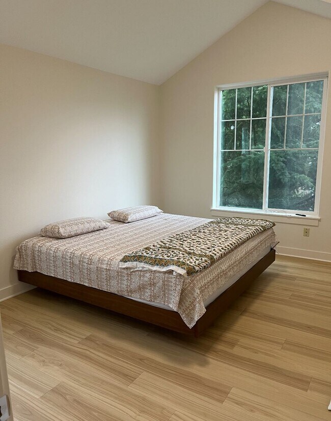 Building Photo - Stunning End-Unit Townhouse 3 bed, 2.5 bat...