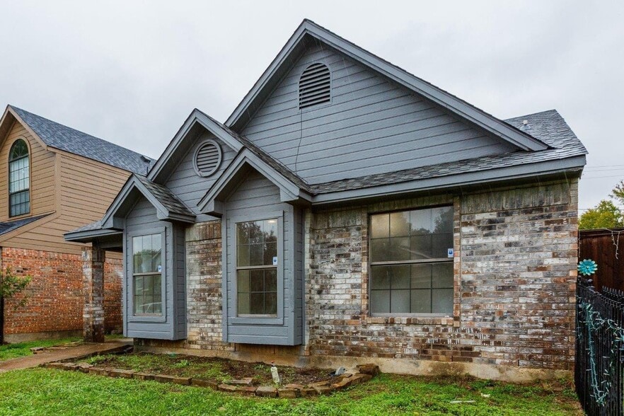 Building Photo - 10611 Woodleaf Dr