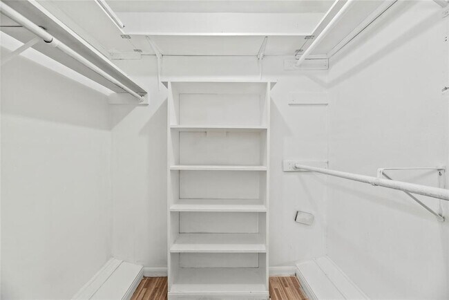 Building Photo - 2219 Briarview Dr