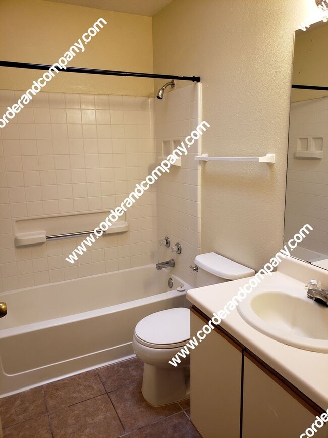 Building Photo - Nice 3 Bedroom, 2 Bathroom, 2 Car Garage a...
