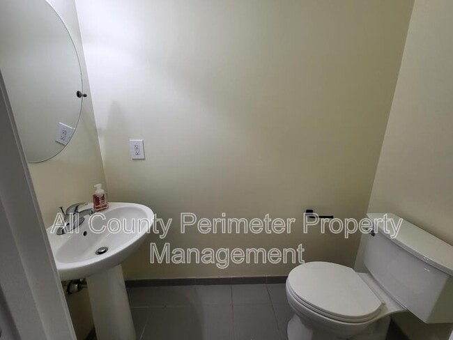 Building Photo - 560 Dutch Valley Rd NE