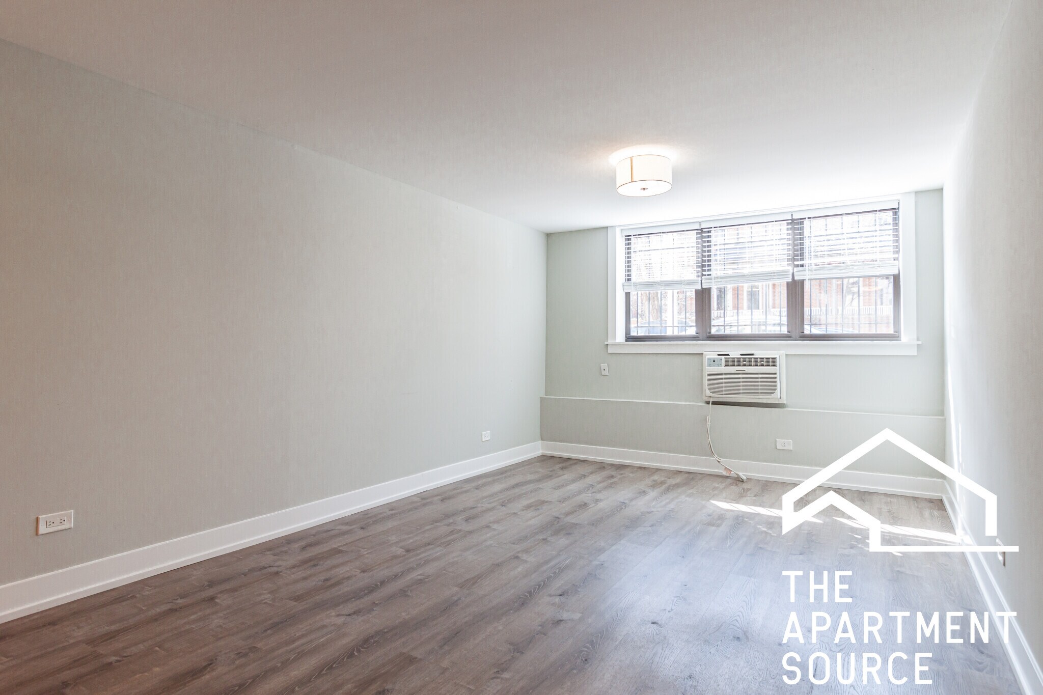 Building Photo - 454 W Barry Ave