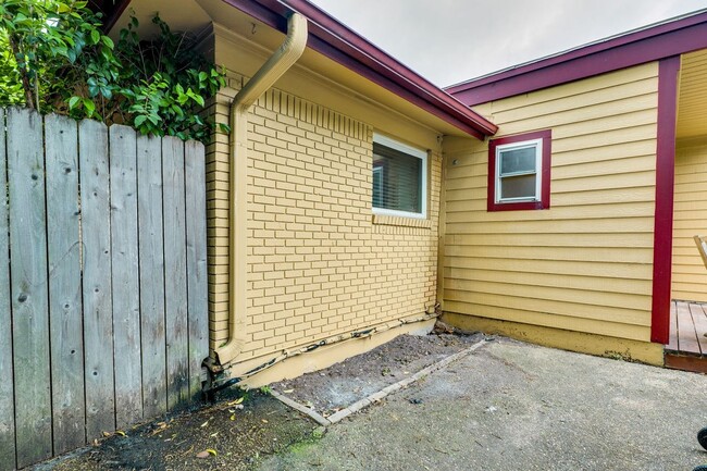 Building Photo - 3002 Stardust Dr