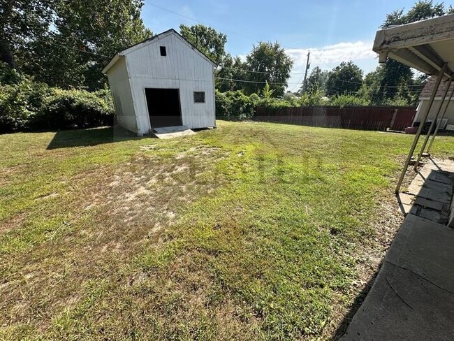 Building Photo - 613 N Sunset Dr