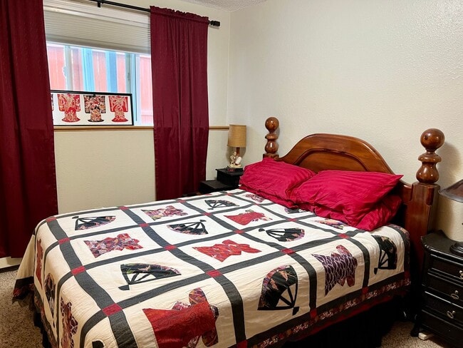 Building Photo - Downtown Furnished Two Bed Unit in Duplex-...