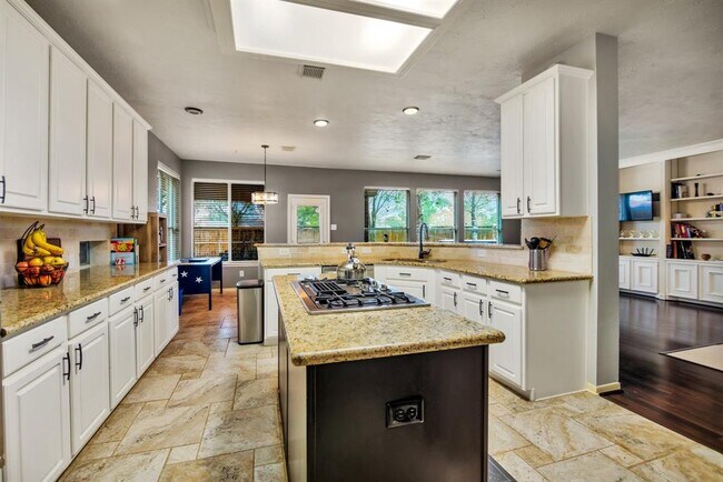 Building Photo - 301 Oak Creek Ln