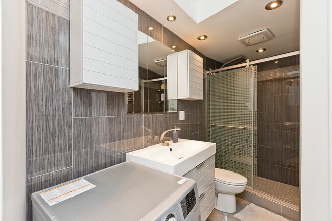 Building Photo - 300 N State St