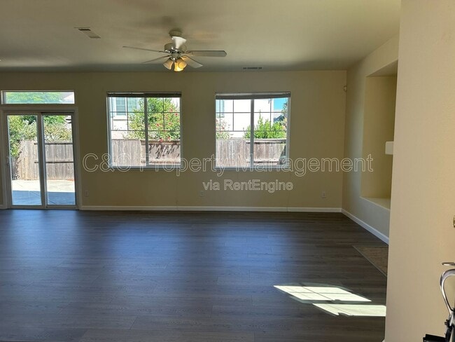 Building Photo - 28 Foxglove Ct