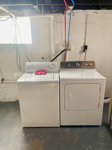 Building Photo - 1547 E Rich St