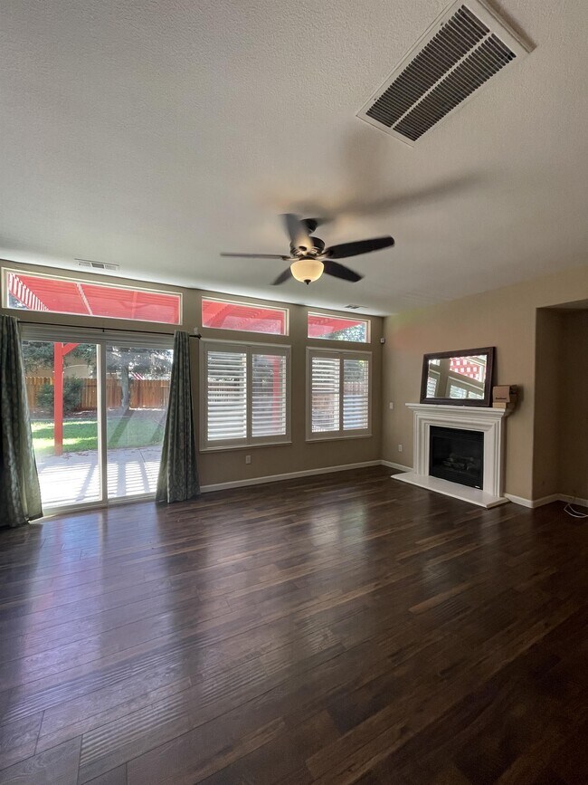 Building Photo - 2402 Deborah Dr