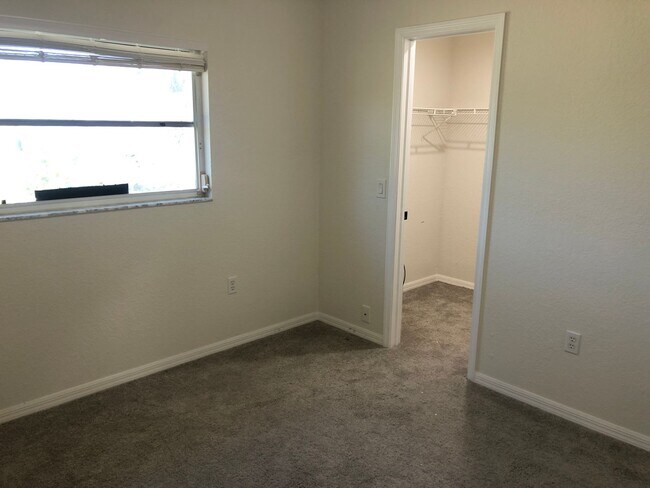 Building Photo - Spacious & Stylish 4-Bedroom Home – Prime ...