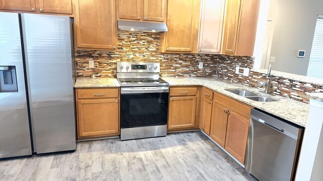 Building Photo - 3BR Townhouse Condo with Garage "ASK ABOUT OUR ZERO DEPOSIT"