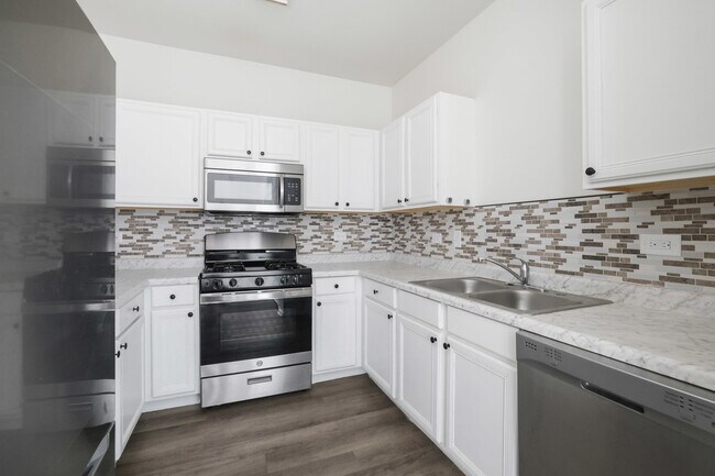 Building Photo - 3317 Stratford Ct