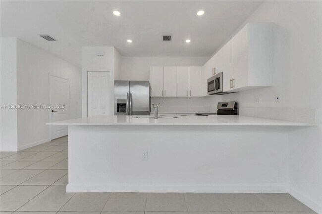 Building Photo - 725 SE 14th Ct