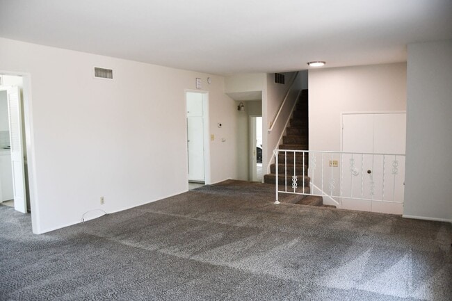 Building Photo - 522 E Collins Ave