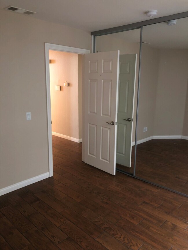 Building Photo - Gorgeous and Large  4 bedroom Custom Singl...
