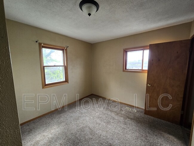 Building Photo - 4037 Vine Ave SE