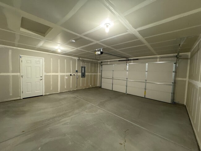 Building Photo - Move in special!