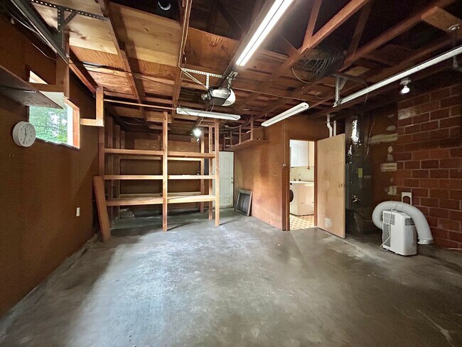 Building Photo - Tranquil Environment: 3 Bed, 1 Bath House