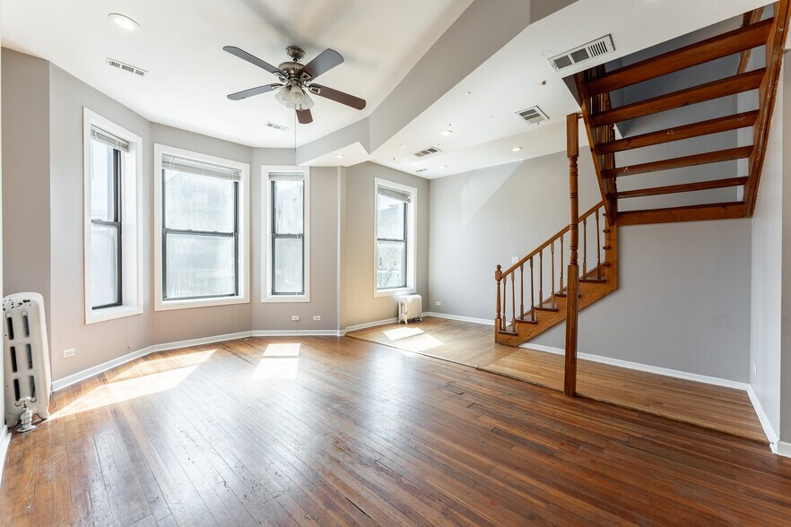Building Photo - 2200 W Belmont Ave