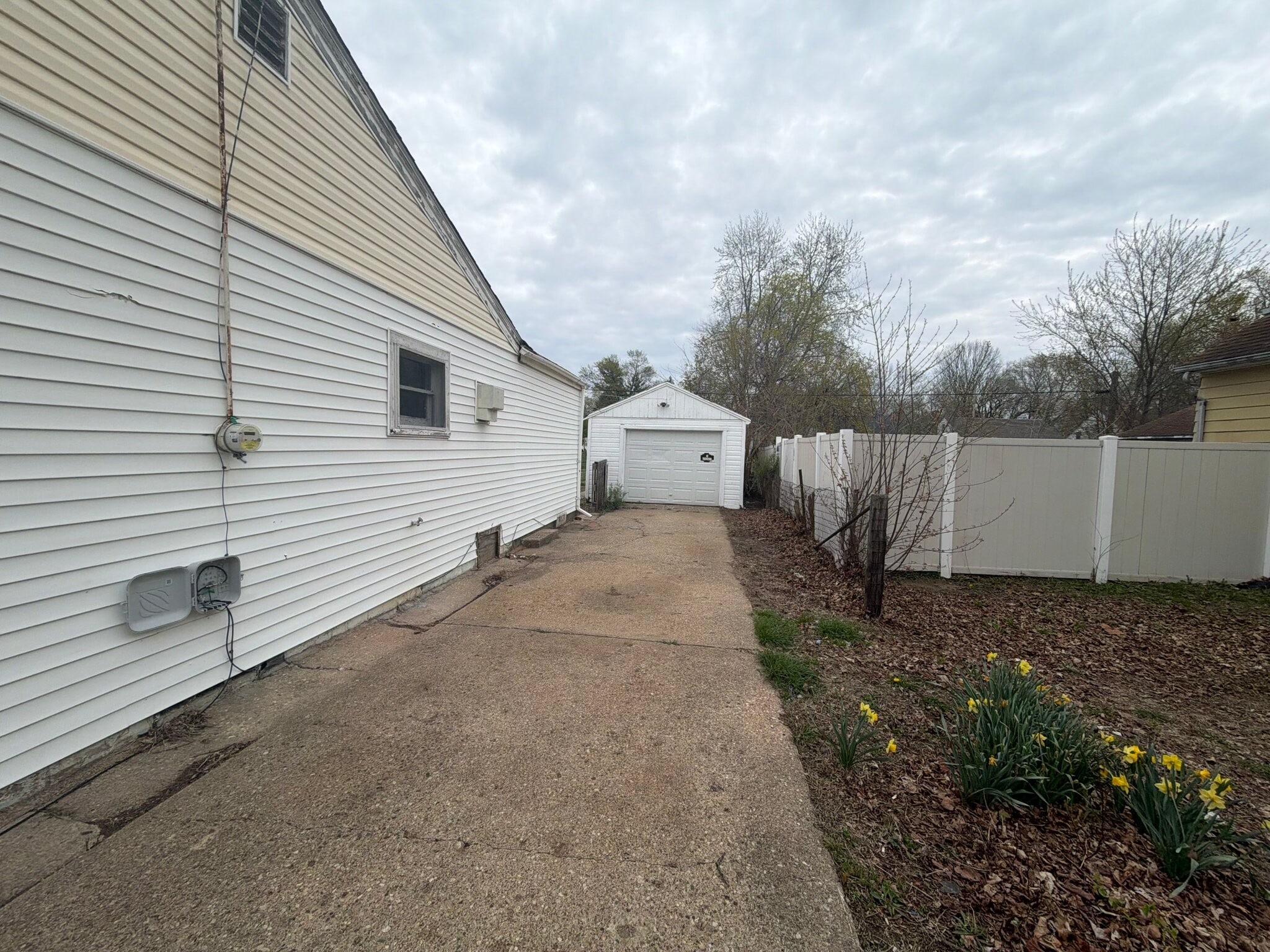 Building Photo - 1604 S Kneer Ave