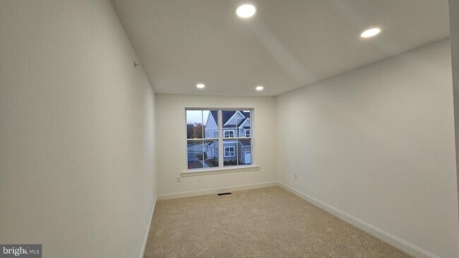 Building Photo - 28 Ironwood Dr