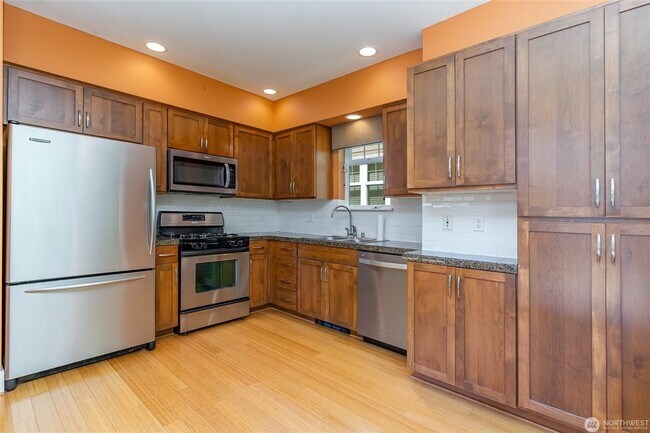 Building Photo - 2Bd/2.5Ba Issaquah Home