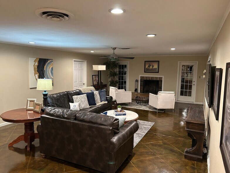 Building Photo - 3644 W Seminary Dr